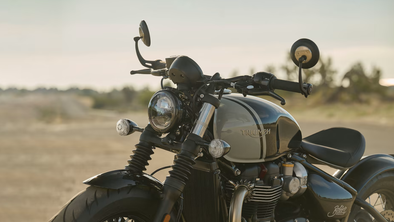 Triumph Bonneville T120 / Bobber 'Chrome Edition' ट्रायम्फने आपल्या 'मॉडर्न क्लासिक' बाईक्सचे सौंदर्य आणखी खुलवण्यासाठी हे 'Chrome Collection' लाँच केले होते, जे ग्राहकांसाठी बाजारात केवळ एका वर्षाच्या मर्यादित कालावधीसाठीच विक्रीसाठी उपलब्ध ठेवण्यात आले होते. या लिमिटेड एडिशनमध्ये बाईकची संपूर्ण इंधन टाकी (Fuel Tank) आरशासारख्या चमकणाऱ्या क्रोम फिनिशिंगने सजवली आहे, जी तयार करण्यासाठी ट्रायम्फच्या कुशल कारागिरांनी प्रत्येक बाईकवर ५ तासांहून अधिक वेळ स्वतः हाताने पॉलिशिंग केले आहे. ही बाईक जेव्हा रस्त्यावरून जाते, तेव्हा आपल्या लक्झरियस लुकमुळे ती प्रत्येकाचे लक्ष वेधून घेते.