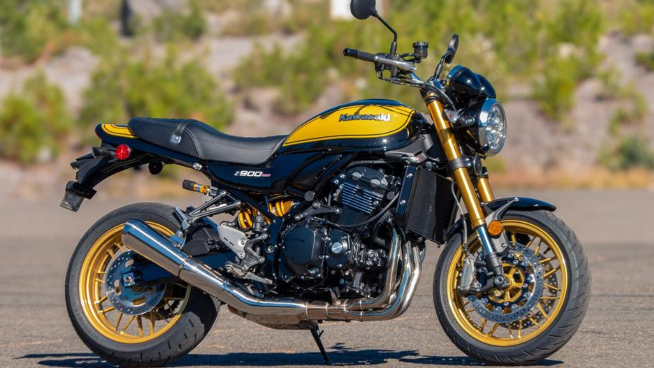 Kawasaki Z900RS SE (Special Edition): आधुनिक वेगासोबत जुन्या काळातील 'कावासाकी Z1' सारखा लुक देणारी ही बाईक आकर्षक 'यलो बॉल' पेंट स्कीममध्ये येते. यात ओहलिन सस्पेन्शन आणि ब्रेम्बोचे हाय-एंड ब्रेक्स आहेत, जे राइडला अधिक सुरक्षित आणि आरामदायक बनवतात.