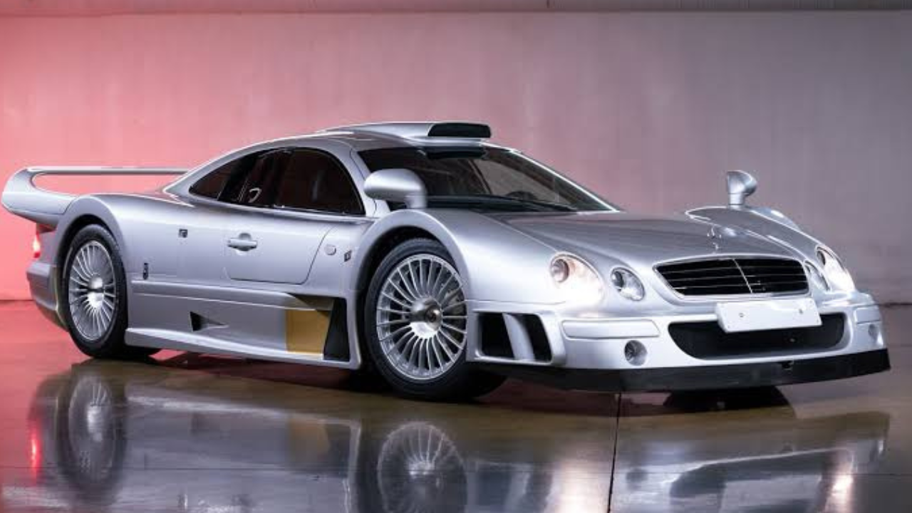 मर्सिडीज-बेंझ CLK GTR (Mercedes-Benz CLK GTR - Road Version) १९९० च्या दशकातील रेसिंग जगतात वर्चस्व गाजवण्यासाठी मर्सिडीजने ही आयकॉनिक कार डिझाईन केली होती. एफआयए (FIA) रेसिंग नियमांनुसार शर्यतीत उतरण्यासाठी या गाडीची रस्त्यावर चालण्यायोग्य आवृत्ती बनवणे बंधनकारक होते, त्यामुळे कंपनीने या रेस-कारच्या व्हेरियंटचे केवळ २५ युनिट्स उत्पादित केले. ही गाडी आज ऑटोमोबाईल जगतातील सर्वात मौल्यवान आणि दुर्मिळ कार्सपैकी एक मानली जाते.