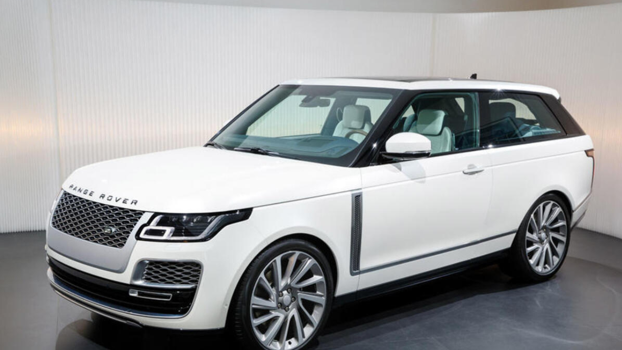 रेन्ज रोव्हर SV कूप (Range Rover SV Coupé) दोन दरवाजांची (2-Door) अल्ट्रा-लक्झरी SUV म्हणून रेन्ज रोव्हरच्या इतिहासात ही कार अत्यंत खास ठरली. लँड रोव्हरच्या स्पेशल व्हीकल ऑपरेशन्स टीमने अत्यंत उत्कृष्ट हँड-क्राफ्टेड इंटीरियर आणि अनोख्या बॉडी सिल्युएटसह ही कार डिझाईन केली होती. सुरुवातीला हिचे ९९९ युनिट्स बनवण्याचे नियोजन होते, परंतु मर्यादित उत्पादनामुळे कंपनीने अखेर या गाडीचे केवळ ९९ युनिट्स अत्यंत खास ग्राहकांसाठी उत्पादित केले.