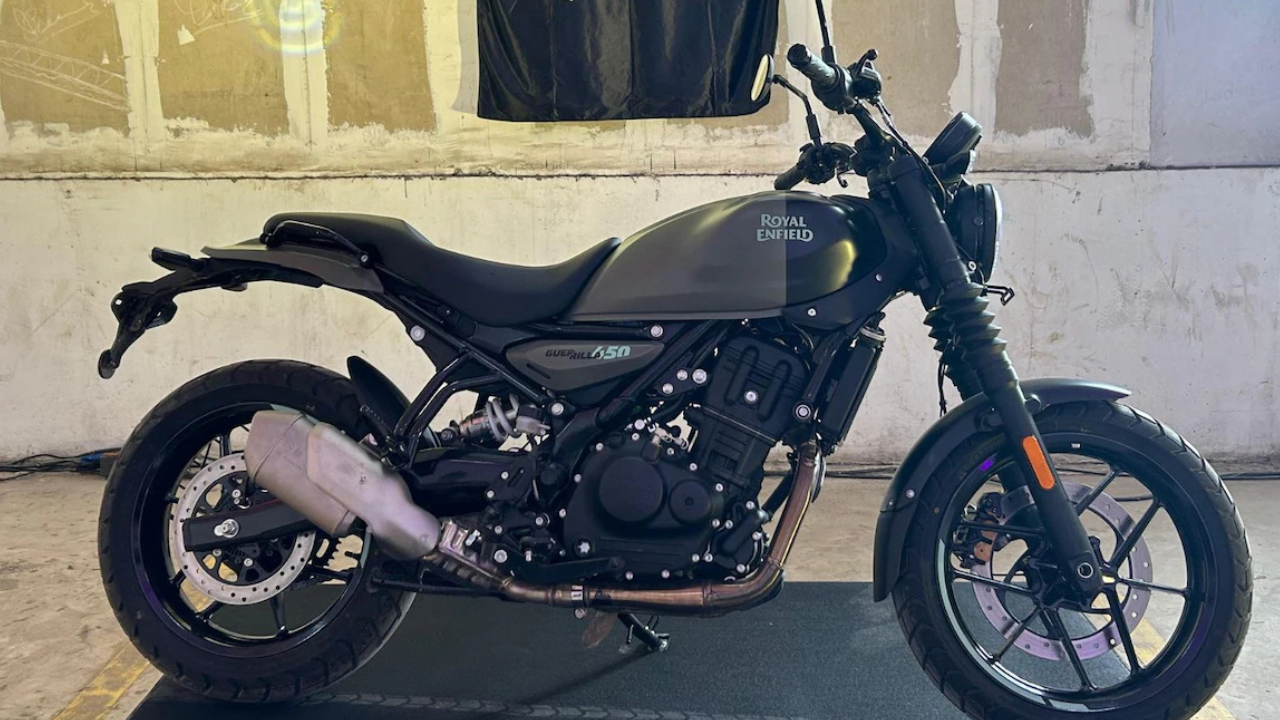 रॉयल एनफिल्ड गुरिल्ला ४५० (Royal Enfield Guerrilla 450) रॉयल एनफिल्डची गुरिल्ला ४५० ही एक पॉवरफुल आणि आक्रमक लुक असलेली आधुनिक रोडस्टर बाइक आहे. यात ४५२ सीसीचे शेरपा इंजिन देण्यात आले असून ते ४० पीएसची जबरदस्त पॉवर प्रदान करते. उत्कृष्ट हँडलिंग, टीएफटी डिस्प्ले आणि अलॉय व्हील्समुळे ही बाइक स्पीड आणि स्टाईलची आवड असणाऱ्यांसाठी उत्तम पर्याय आहे.