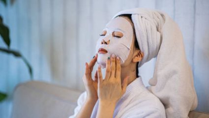 चेहऱ्यावर येईल इन्स्टंट ग्‍लास ग्‍लो! ५ रुपयांच्या टिश्यू पेपरचा ‘या’ पद्धतीने करा वापर, घरीच बनवा फेस शीट मास्क
