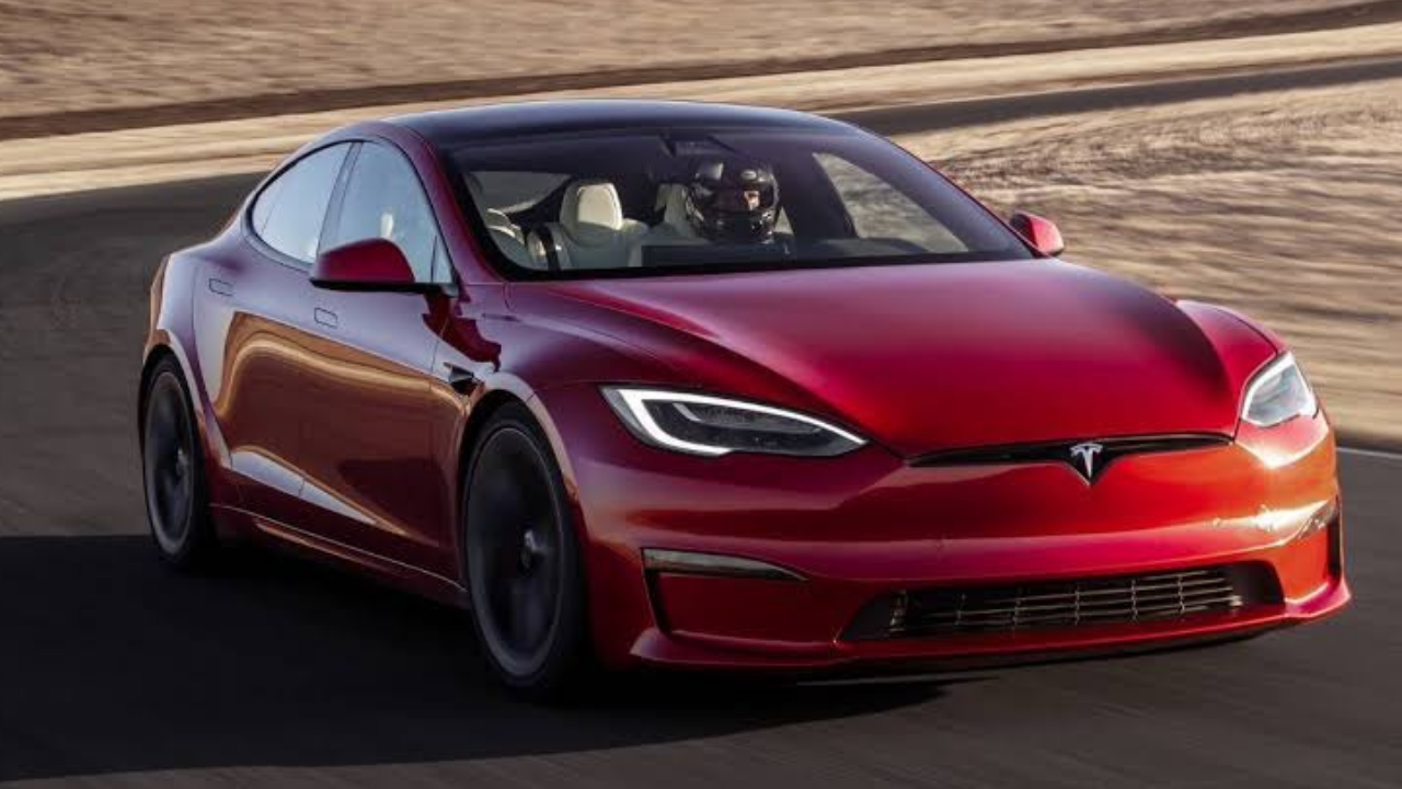 नवीन टेस्ला रोडस्टर (New Tesla Roadster) ही टेस्लाची आगामी काळातील सर्वात महागडी आणि सुपर-लक्झरी स्पोर्ट्स कार असणार आहे जी उघड्या छताच्या (कन्व्हर्टेबल) डिझाइनसह येईल. यामध्ये रेसिंग ट्रॅकवरील कारसारखे अत्याधुनिक इंटिरियर आणि विशेष 'फाउंडर्स सिरीज'चे प्री-बुकिंग डिझाइन दिले जाईल. टेस्लाच्या दाव्यानुसार, ही कार एका चार्जमध्ये तब्बल १,००० किमी धावू शकणार असून तिचा टॉप स्पीड ४०० किमी प्रतितास पेक्षा जास्त असेल.