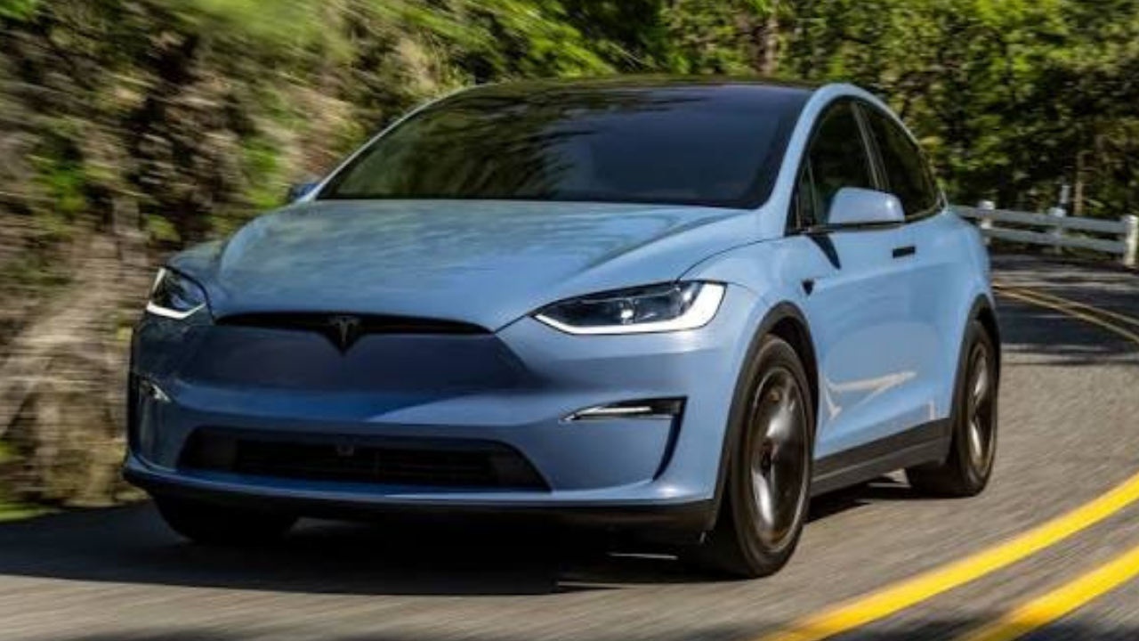 टेस्ला मॉडेल वाय प्रीमियम / एल (Tesla Model Y Premium / L) ही टेस्लाची अत्यंत लोकप्रिय मध्यम आकाराची एसयूव्ही असून ती अधिकृतपणे भारतीय बाजारपेठेत उपलब्ध झाली आहे. याच्या नवीन मॉडेलमध्ये १६ इंचाची मुख्य स्क्रीन, व्हेंटिलेटेड (हवेशीर) सीट्स, ॲम्बियंट लायटिंग आणि मागील प्रवाशांसाठी स्वतंत्र ८ इंचाची स्क्रीन दिली आहे. विशेषतः भारतासाठी आलेल्या ६-सीटर 'Model Y L' व्हेरिएंटमध्ये ३ रो (ओळींची) आसन व्यवस्था आणि वाढीव लेगरूमसह उत्तम आराम मिळतो.
