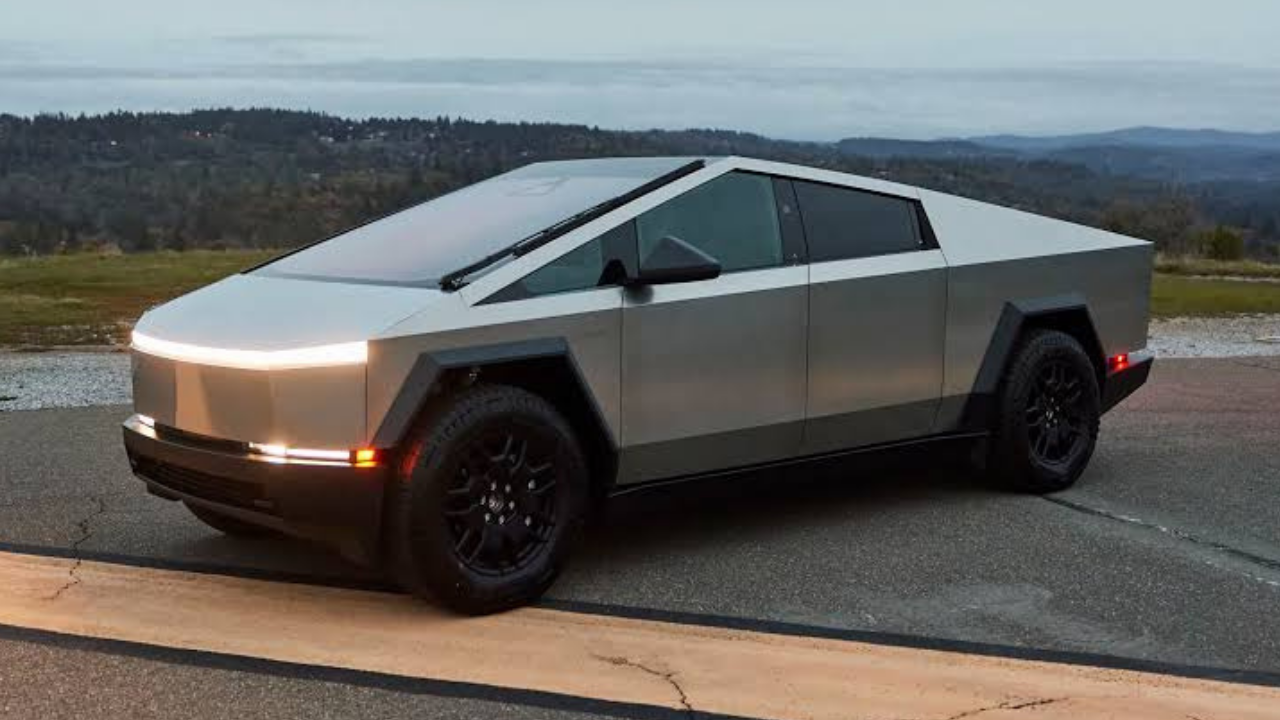 टेस्ला सायबरट्रक - सायबरबीस्ट (Tesla Cybertruck - Cyberbeast) हा टेस्लाचा भविष्यातील डिझाइन असलेला एक अत्यंत शक्तिशाली, बुलेटप्रूफ स्टेनलेस स्टीलचा बनलेला इलेक्ट्रिक पिकअप ट्रक आहे. बाहेरील सांगाडा रफ-टफ असला तरी आतून हा ट्रक १५-स्पीकर साउंड सिस्टीम आणि प्रशस्त केबिनसह प्रचंड लक्झरियस बनवला आहे. 'सायबरबीस्ट' हे याचे टॉप मॉडेल असून ते स्पोर्ट्स कारसारखा वेग आणि एका लक्झरी जहाजासारखा आरामदायी अनुभव देते.