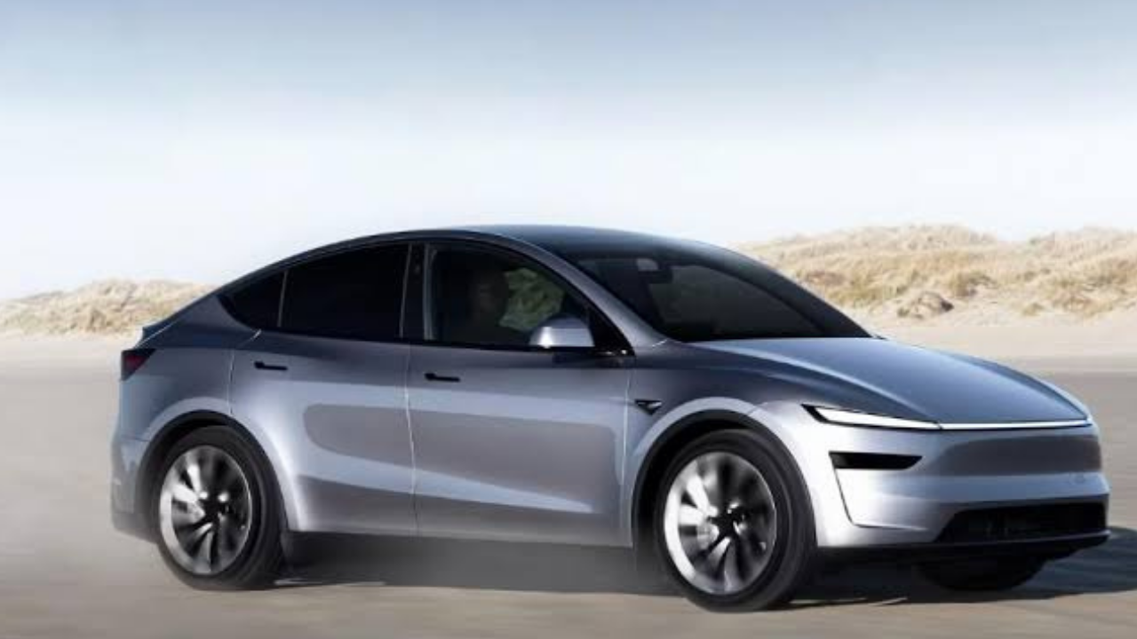 टेस्ला मॉडेल एक्स प्लेड (Tesla Model X Plaid) ही टेस्लाची सर्वात मोठी प्रीमियम एसयूव्ही (SUV) कार असून तिच्यामध्ये ६ ते ७ प्रवाशांसाठी अत्यंत आलिशान बैठक व्यवस्था मिळते. या कारचे सर्वात मोठे आकर्षण म्हणजे तिचे 'फाल्कन विंग डोअर्स' आहेत, जे वरच्या बाजूला पक्षाच्या पंखांसारखे उघडतात. या हाय-टेक एसयूव्हीमध्ये पॅनोरामिक ग्लास रूफ (काचेचे छत) असून ती जगातील सर्वात वेगवान आणि लक्झरियस फॅमिली गाड्यांपैकी एक आहे.