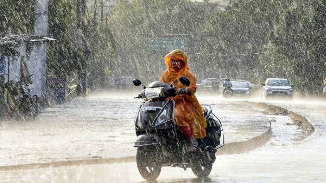Gondiya: काँक्रिटच्या रस्त्यावर डांबराची मलमपट्टी! राज्यमार्गाची समस्या; ७५ कोटींच्या रस्त्यावर ‘थातूरमातूर’ काम