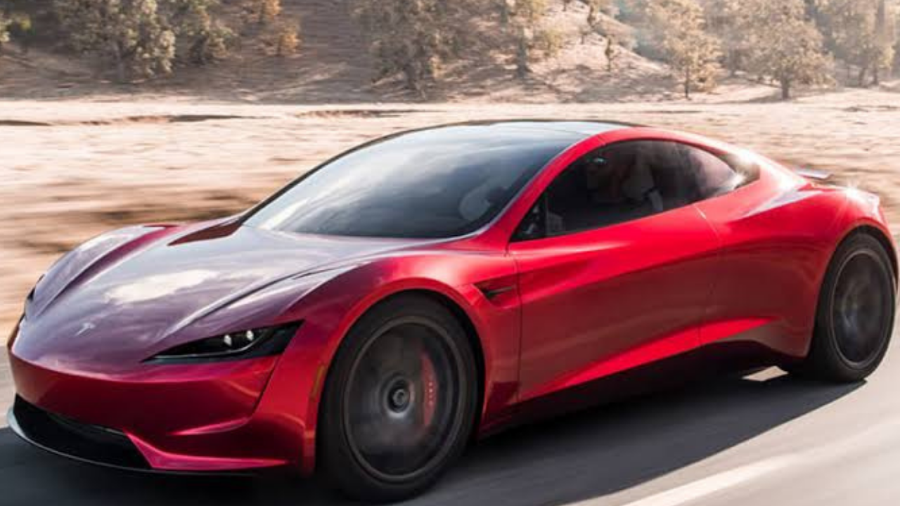 टेस्ला मॉडेल एस प्लेड (Tesla Model S Plaid) ही टेस्लाची सर्वात आलिशान फ्लॅगशिप सेडान कार असून ती तिच्या वेगवान परफॉर्मन्ससाठी जगभर ओळखली जाते. या कारमध्ये १७ इंचाची मोठी मुख्य टचस्क्रीन, मागच्या सीटवरील प्रवाशांसाठी स्वतंत्र एंटरटेनमेंट स्क्रीन आणि २२-स्पीकरची सराउंड साउंड सिस्टीम देण्यात आली आहे. अवघ्या २ सेकंदांपेक्षा कमी वेळात १०० किमी प्रतितास वेग पकडणारी ही लक्झरी कार आराम आणि स्पीडचे एक अप्रतिम उदाहरण आहे.