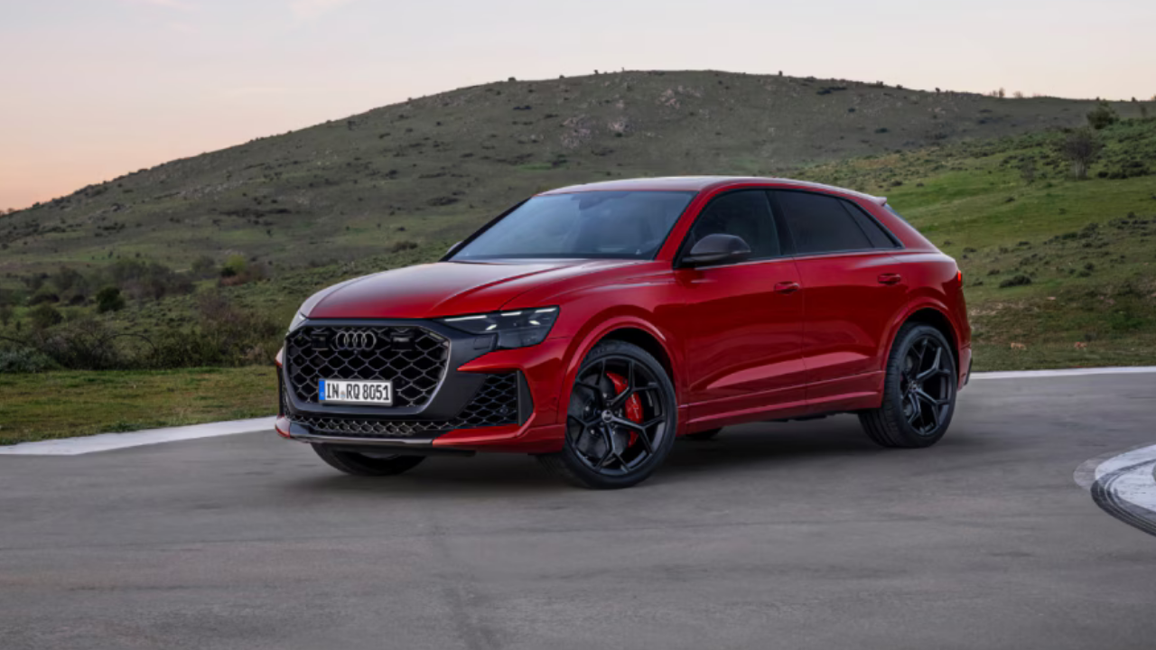 Audi RS Q8 (ऑडी आरएस क्यू८) हा ऑडीच्या लक्झरी क्यू८ एसयूव्हीचा सर्वात पॉवरफुल आणि हाय-परफॉर्मन्स अवतार आहे. यात तब्बल ६५० हॉर्सपावरचे शक्तिशाली इंजिन आहे, जे कारला अवघ्या ३.६ सेकंदात १०० किमी प्रतितास वेग देते. वेगासोबतच हिच्या इंटीरियरमध्ये व्हेंटिलेटेड सीट्स आणि ३६०-डिग्री कॅमेरा यांसारखे अति-लक्झरी फिचर्स मिळतात.