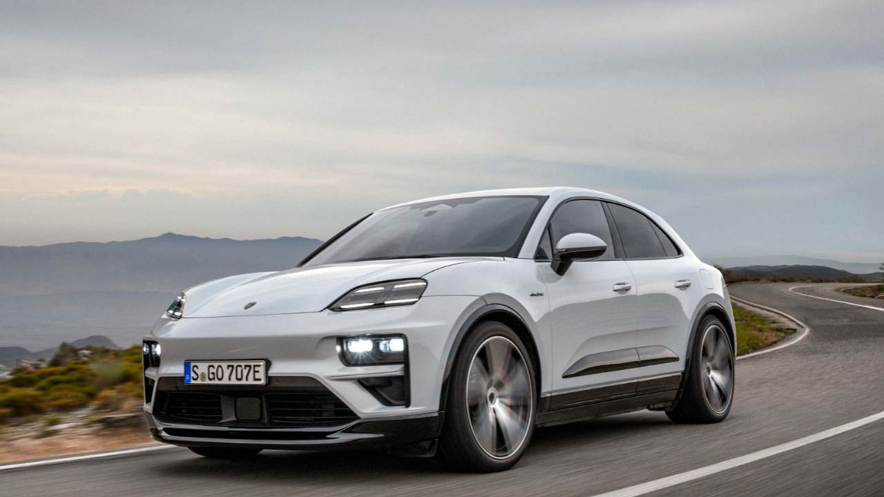 Porsche Macan (पोर्श मकान) ही पोर्शची एक स्टायलिश, कॉम्पॅक्ट लक्झरी एसयूव्ही आहे, जी शहरात चालवण्यासाठी अत्यंत सोयीस्कर आहे. यामध्ये पोर्शची सिग्नेचर स्पोर्टिनेस, थ्री-झोन क्लायमेट कंट्रोल आणि आलिशान इंटीरियरचे फीचर्स मिळतात. उत्तम हाताळणी (Handling) आणि बजेटमधील लक्झरी यामुळे प्रीमियम एसयूव्ही प्रेमींमध्ये ही कार खूप लोकप्रिय आहे.