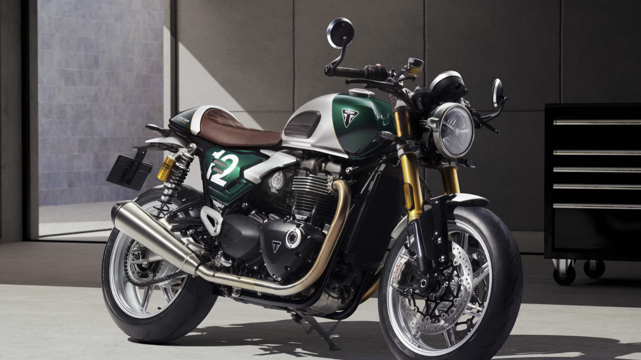 Triumph Speed Twin 1200 'Cafe Racer' Edition १९६० च्या दशकातील ब्रिटिश कॅफे रेसर (Cafe Racer) संस्कृतीला आणि जुन्या काळातील रेसिंगच्या सुवर्णकाळाला आधुनिक रूप देण्यासाठी ट्रायम्फने ही मर्यादित आवृत्ती बाजारात आणली आहे. जगभरात फक्त ८०० युनिट्स उपलब्ध असलेली ही बाईक अस्सल रेट्रो रेसिंग बाईकची आठवण करून देते, ज्यामध्ये क्लिप-ऑन हँडलबार, मागे सरकवलेले फूटपेग्स आणि स्पोर्टी रायडिंग पोझिशन दिली आहे. वेगवान रायडिंग आणि जुन्या काळातील थ्रिल आवडणाऱ्या लोकांसाठी ही बाईक एक उत्तम नजराणा ठरली आहे.