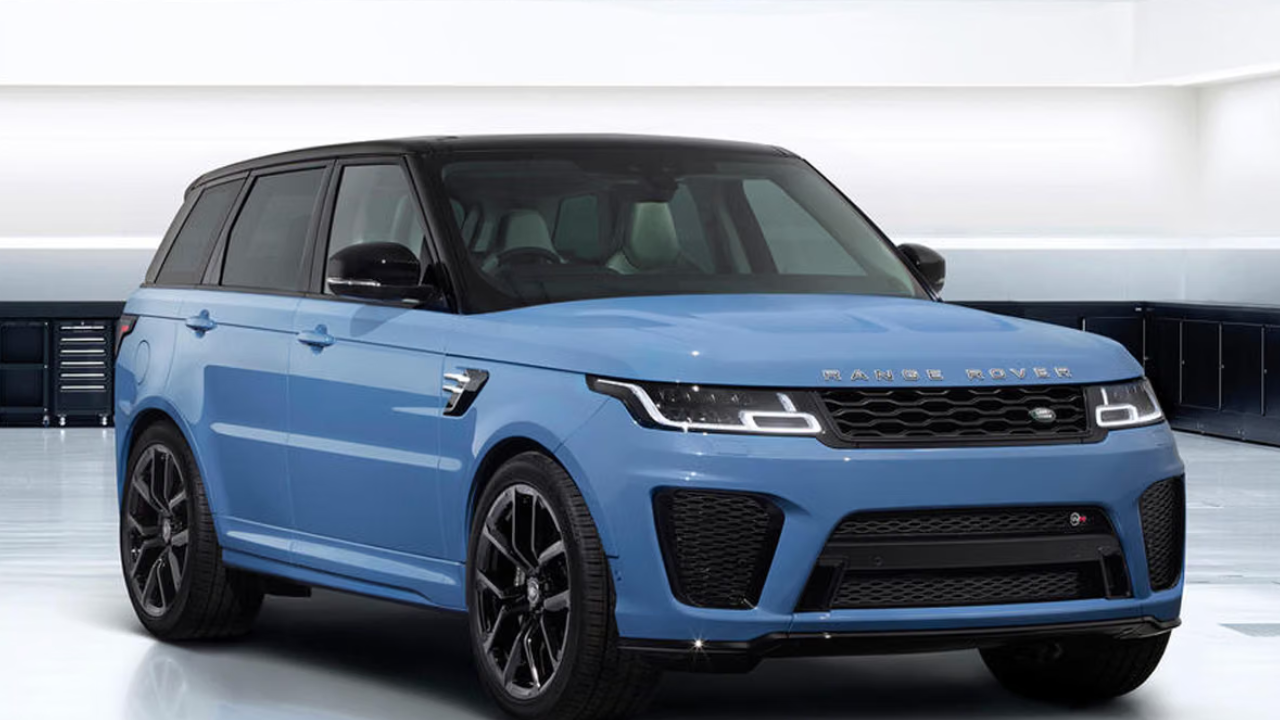 रेन्ज रोव्हर स्पोर्ट SVR अल्टीमेट एडिशन (Range Rover Sport SVR Ultimate Edition) परफॉर्मन्स आणि स्पीडची आवड असणाऱ्या ग्राहकांसाठी ही स्पेशल व्हर्जन कार तयार करण्यात आली होती. यात ५७५ हॉर्सपावरचे ५.०-लीटर सुपरचार्ज्ड V8 इंजिन वापरले गेले होते, जे केवळ ४.३ सेकंदात ० ते १०० किमी प्रतितास वेग पकडत असे. कार्बन फायबरचा मोठ्या प्रमाणावर वापर, खास सॉलिड ग्लास फ्लेक पेंट आणि स्पोर्ट्स क्विल्टेड सीट्स यामुळे ही कार खूप लोकप्रिय ठरली. या हाय-परफॉर्मन्स गाडीचे जगभरात केवळ २०० युनिट्स उत्पादित करण्यात आले होते.