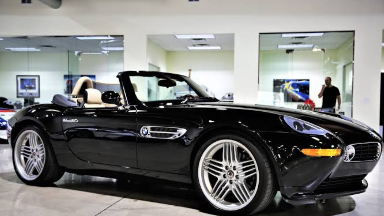 BMW Z8 अल्पिना (BMW Z8 Alpina - 2003) क्लासिक बीएमडब्ल्यू ५०७ च्या डिझाईनवरून प्रेरित झालेल्या या रोडस्टर कारचे केवळ ५५५ युनिट्स उत्पादित करण्यात आले होते. यात नेहमीच्या एम-पावर इंजिनऐवजी ४.८-लीटरचे व्ही८ इंजिन आणि ५-स्पीड ऑटोमॅटिक ट्रान्समिशन देण्यात आले होते. तिचे रेट्रो डिझाईन आणि आरामदायी ड्रायव्हिंग क्षमता यामुळे ही कार ऑटोमोबाईल जगतात अनमोल मानली जाते.