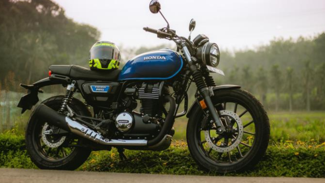 होंडा सीबी३५०आरएस (Honda CB350RS) होंडाची सीबी३५०आरएस ही एक स्पोर्टी आणि मॉडर्न-रेट्रो रोडस्टर बाइक आहे, जी स्मूथ परफॉर्मन्ससाठी प्रसिद्ध आहे. यामध्ये ३४८.३६ सीसीचे इंजिन दिले असून, तिची राईड क्वालिटी आणि इंजिनचा रिफाईनमेंट दर्जा उत्कृष्ट आहे. स्लिपर क्लच, ड्युअल-चॅनेल एबीएस आणि आकर्षक डिझाइनमुळे ही बाइक चालवताना अत्यंत सुरक्षित आणि आरामदायी वाटते.