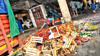 Navi Mumbai: कचऱ्यात फेकलेल्या सफरचंदांचा बाजार? एपीएमसीतील धक्कादायक प्रकार; चौकशीच्या मागणीला जोर
