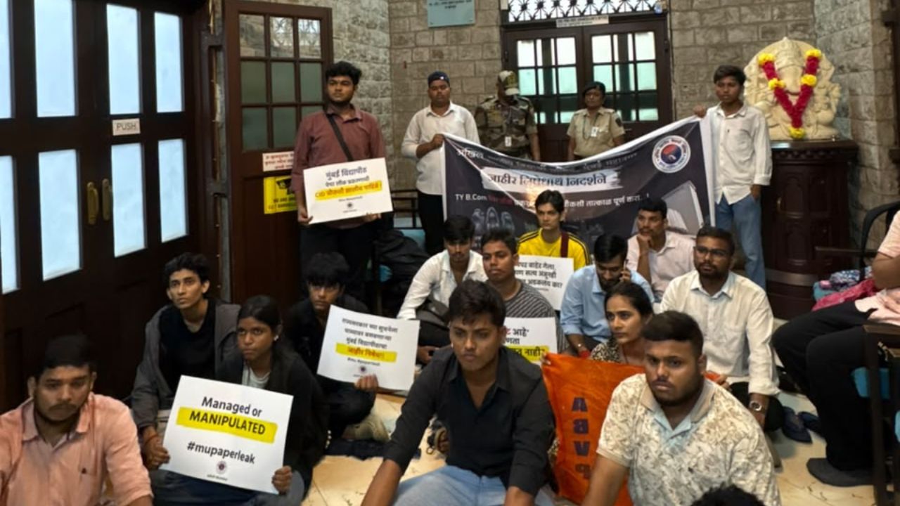 मुंबई विद्यापीठ पेपरफुटी प्रकरण!  सीआयडी चौकशी टाळण्याच्या भूमिकेविरोधात कुलगुरूंच्या दालनासमोर अभाविपची  निदर्शने
