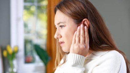 कानात कायमच शिट्टी वाजल्यासारखा आवाज येतो? Tinnitus ची लागण झाल्यानंतर दिसून येतात ‘ही’ गंभीर लक्षणे, वेळीच करा उपचार