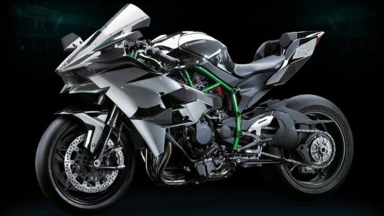 Kawasaki Ninja H2R (The Track-Only Titan): केवळ रेसिंग ट्रॅकसाठी बनवलेल्या या बाईकमध्ये ३२६ HP पॉवर देणारे सुपरचार्ज्ड इंजिन आहे, ज्यामुळे ती ४०० किमी/तास पेक्षा जास्त वेग गाठू शकते. उच्च वेगावर स्थिरता मिळवण्यासाठी यात कार्बन फायबर विंगलेट्स दिले आहेत.