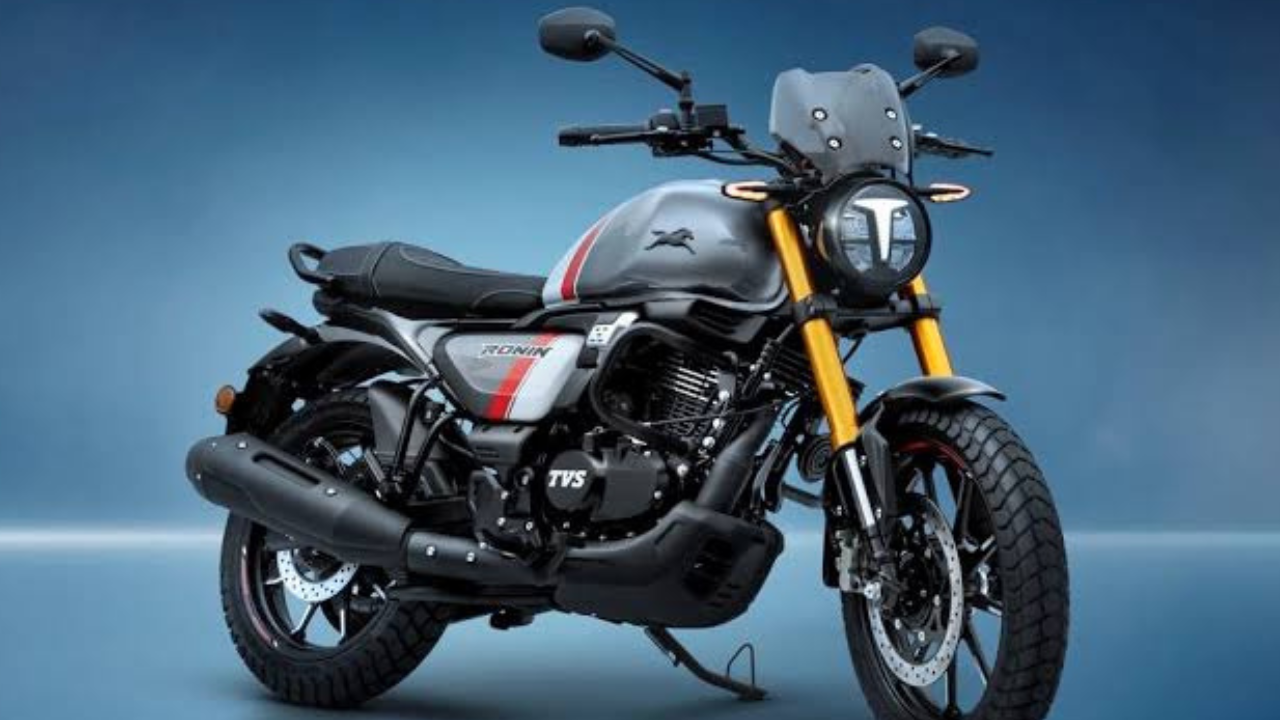 टीव्हीएस रोनिन (TVS Ronin) टीव्हीएस रोनिन ही एक बहुआयामी (Versatile) मॉडर्न-रेट्रो रोडस्टर बाइक आहे, जी शहरी व हायवे प्रवासासाठी डिझाइन केली आहे. यात २२५.९ सीसीचे इंजिन दिले असून यात अनेक रायडिंग मोड्स आणि ब्लूटूथ कनेक्टिव्हिटीसारखे आधुनिक फीचर्स मिळतात. कमी वजनामुळे हाताळायला सोपी आणि आरामदायी रायडिंग पोश्चरमुळे ही बाइक तरुणांच्या पसंतीस उतरत आहे.