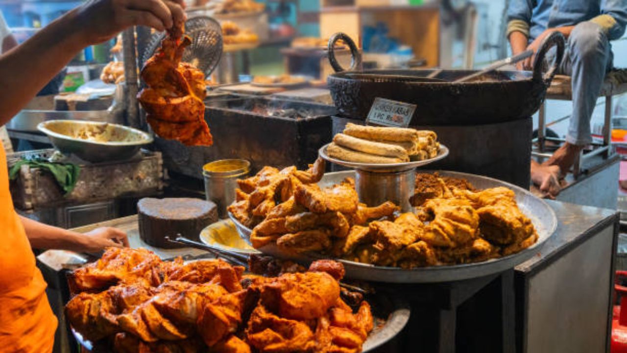 लहान मुलांपासून ते अगदी मोठ्यांपर्यंत सगळ्यांचं जंक फूड खायला खूप जास्त आवडते. पण रस्त्यावरचे तिखट किंवा तेलकट पदार्थ खाल्ल्यास उलट्या, जुलाब आणि आजाराची लागण होण्याची शक्यता जास्त असते.