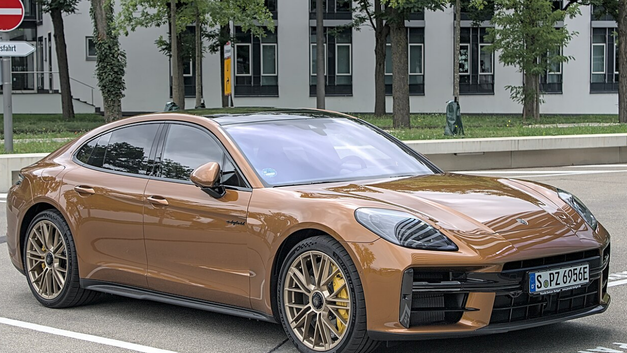 Porsche Panamera (पोर्श पनामेरा) ही पोर्शची एक अत्यंत आलिशान ४-डोअर स्पोर्ट्स सेडान कार आहे, जी राजेशाही कम्फर्ट आणि वेगवान परफॉर्मन्सचा उत्तम मेळ घालते. या कारच्या इंटीरियरमध्ये प्रीमियम लेदर सीट्स, अद्ययावत टचस्क्रीन इन्फोटेनमेंट आणि अत्याधुनिक ड्रायव्हर असिस्ट सिस्टीम मिळते. विमानासारखा आराम आणि स्पोर्टी लुक असल्यामुळे कॉर्पोरेट जगतातील दिग्गजांमध्ये या कारला मोठी पसंती आहे.