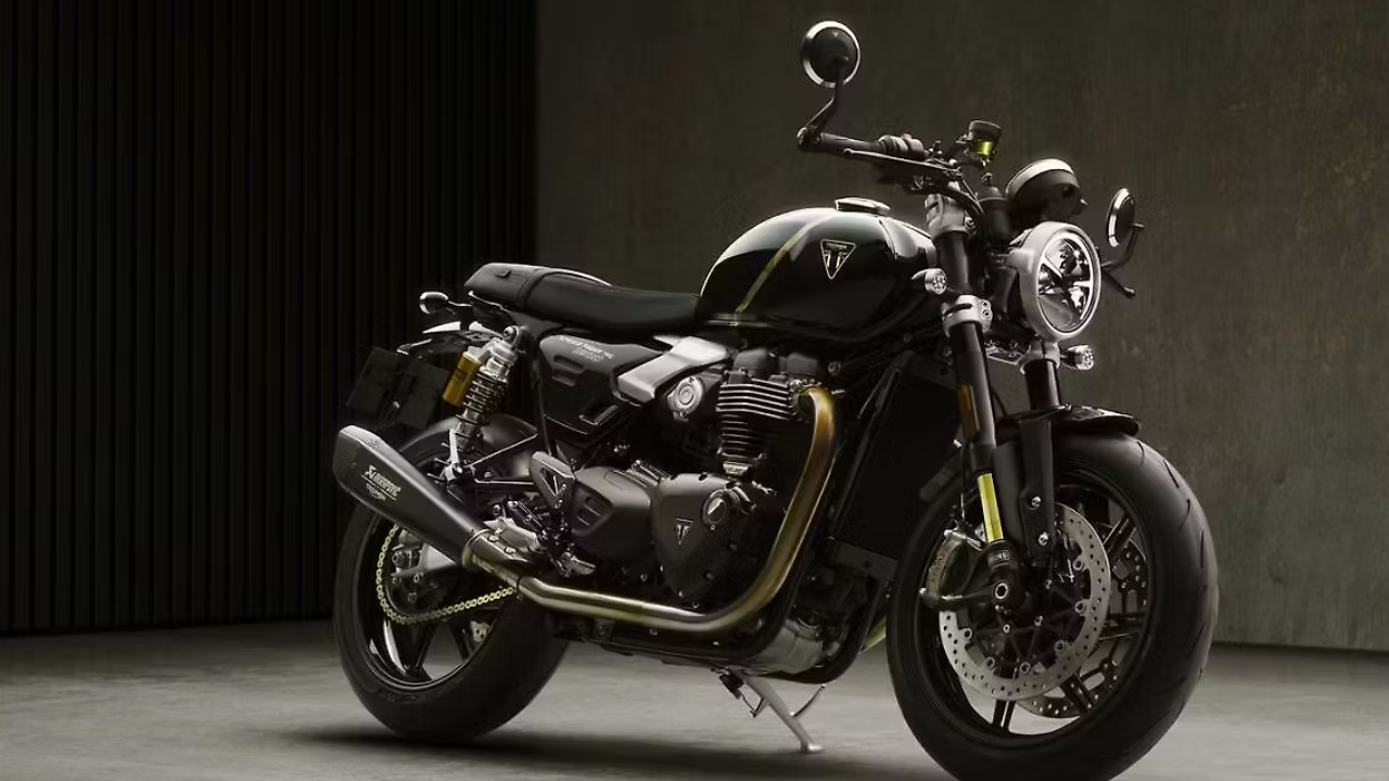 Triumph Speed Twin 1200 TFC (Triumph Factory Custom) 'TFC' म्हणजेच ट्रायम्फ फॅक्टरी कस्टम सिरीज ही कंपनीची अत्यंत प्रीमियम आणि खास सिरीज आहे, ज्यामधील 'Speed Twin 1200 TFC' हा एक खराखुरा मास्टरपीस मानला जातो. या बाईकची जगभरात केवळ ७५० युनिट्स बनवली गेली असून, यात उत्कृष्ट कार्बन फायबर बॉडीवर्क, प्रीमियम 'Obsidian Gold' कलर स्कीम आणि हाताने शिवलेली अस्सल लेदर सीट देण्यात आली आहे. परफॉर्मन्सचा विचार केला तर यात १२००cc चे पॅरेलल-ट्विन इंजिन आहे जे नेहमीच्या मॉडेलपेक्षा जास्त म्हणजे १०४ BHP पॉवर जनरेट करते, तसेच यात 'Akrapovič' चे हलके टायटॅनियम सायलेन्शर्स आणि रेसिंगसाठी 'Ohlins' सस्पेन्शन दिले आहे.