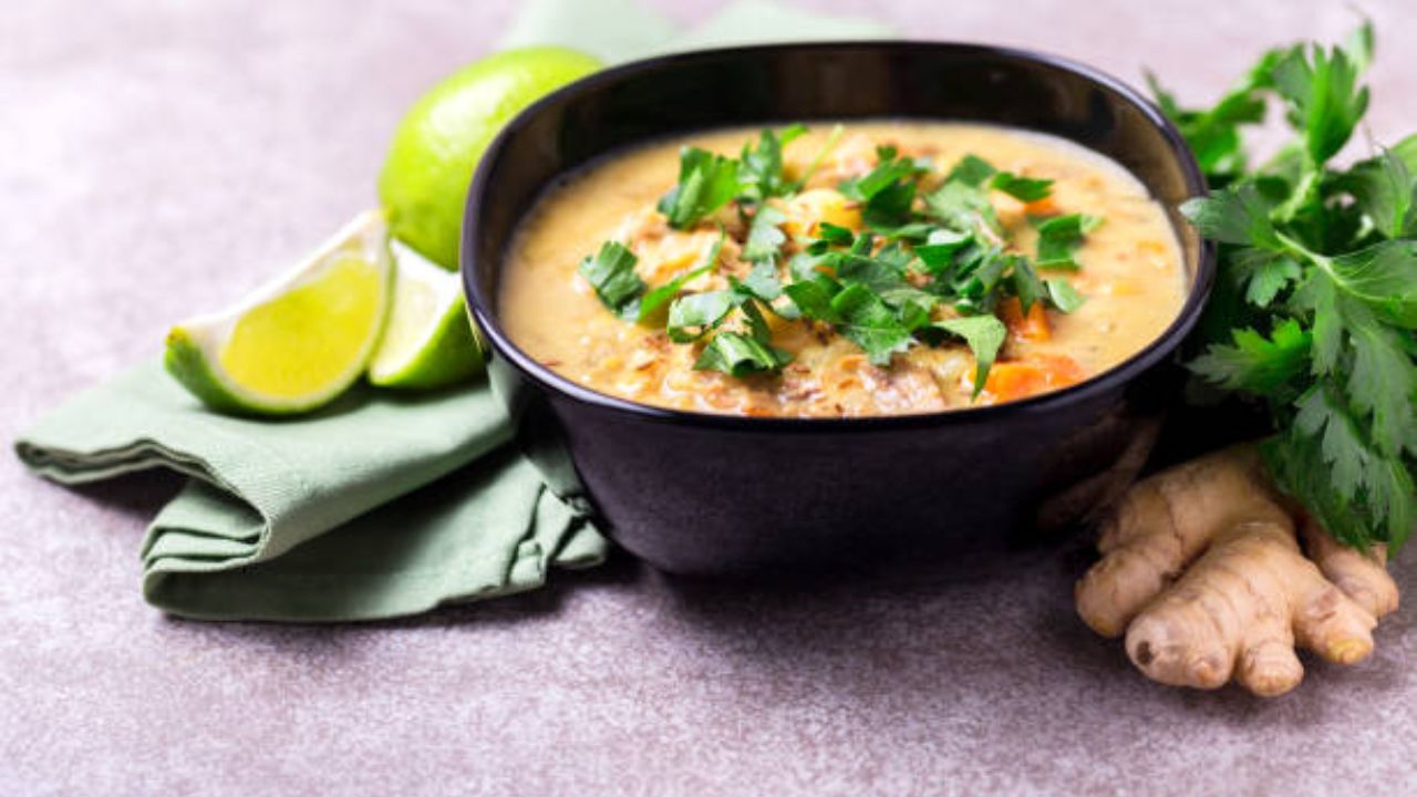 सर्दी, खोकला आणि घसा खवखवणे या समस्या पावसाळ्यात प्रामुख्याने उद्भवतात. यावरील रामबाण उपाय म्हणजे आलं लसुणचा वापर करून बनवलेले चविष्ट सूप. कमीत कमी साहित्याचा वापर करून बनवलेले कोथिंबीर सूप चवीला अतिशय सुंदर लागते. लसूण आणि आल्यामध्ये अँटी-बॅक्टेरियल गुणधर्म असतात.