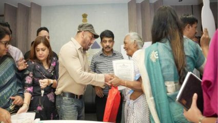 Salman Khan : सलमान खानच्या हस्ते घरांच्या चाव्या, झोपडपट्टीधारकांच्या आयुष्यात नवी सुरुवात