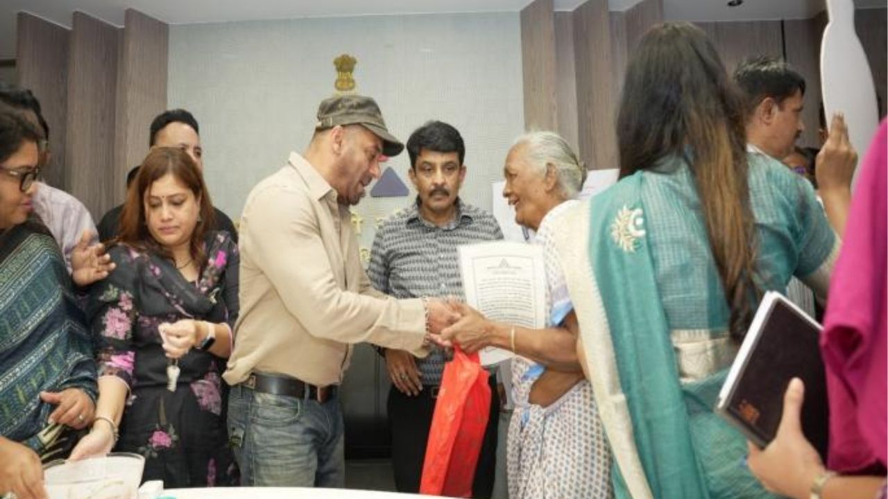 Salman Khan : सलमान खानच्या हस्ते घरांच्या चाव्या, झोपडपट्टीधारकांच्या आयुष्यात नवी सुरुवात