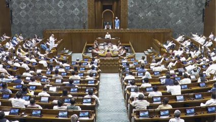 Maharashtra Politics Update : आकड्यांनी बदलला राजकीय खेळ, 25 खासदारांनी पक्ष बदलत NDAची ताकद 250 वरुन थेट….