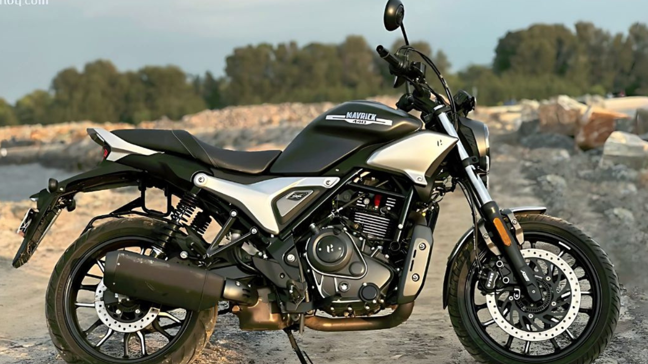 हीरो मॅव्हरिक ४४० (Hero Mavrick 440) हीरो मोटोकॉर्पची मॅव्हरिक ४४० ही कंपनीची सर्वात प्रीमियम रोडस्टर बाइक आहे, जी आकर्षक लुक आणि उत्तम कम्फर्ट प्रदान करते. यात ४४० सीसीचे सिंगल-सिलेंडर इंजिन दिले असून ते सुरुवातीलाच उत्तम टॉर्क प्रदान करते. टर्न-बाय-टर्न नॅव्हिगेशन, एलईडी लाईटिंग आणि मस्क्युलर फ्युएल टँकमुळे ही बाइक रस्त्यावर वेगळी ओळखून येते.