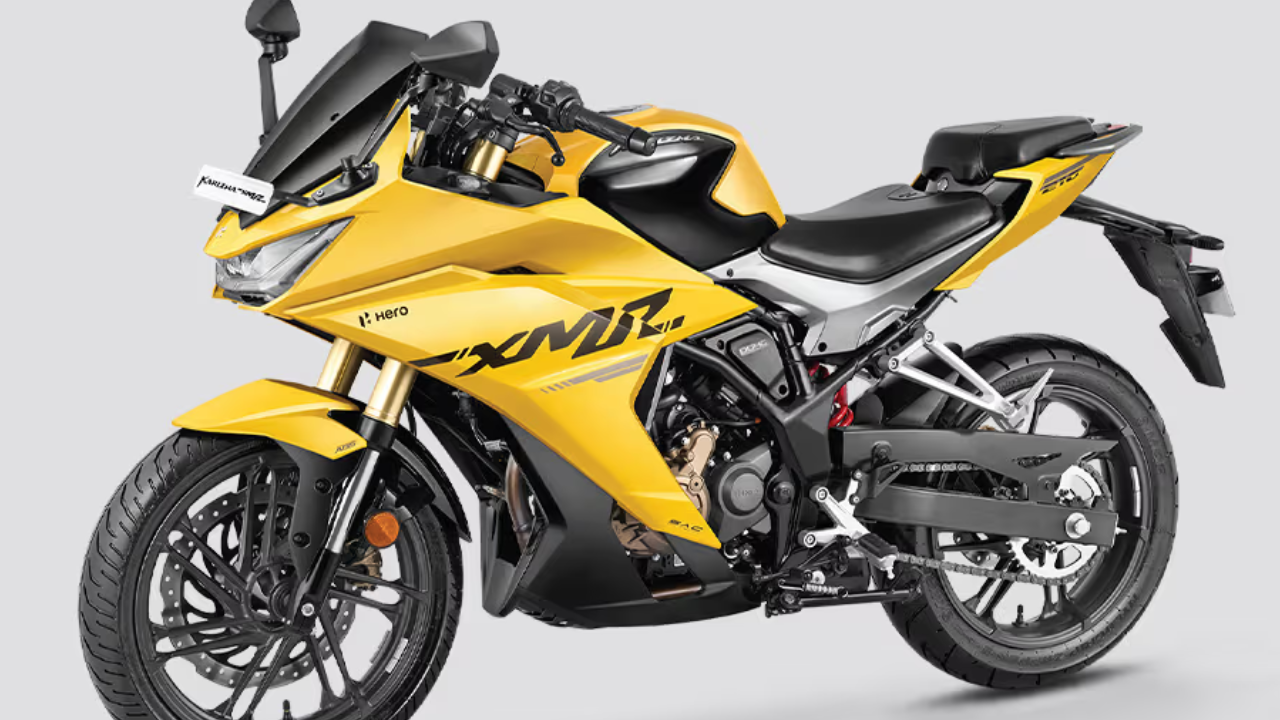 हिरो करिझ्मा एक्सएमआर (Hero Karizma XMR) 'करिझ्मा' हे नाव भारतीय दुचाकी जगतात २००३ सालापासून अत्यंत लोकप्रिय आहे. नवीन हिरो करिझ्मा XMR याच लेगसीचा भाग असून ती एका आकर्षक फुल्ली-फेअर्ड बॉडीसह येते. यामध्ये २१० सीसीचे लिक्विड-कूल्ड, DOHC इंजिन दिलेले असून ते २५ bhp पॉवर आणि २०.४ Nm टॉर्क निर्माण करते. या बाइकची सुरुवातीची एक्स-शोरूम किंमत ₹१.८६ लाख आहे.