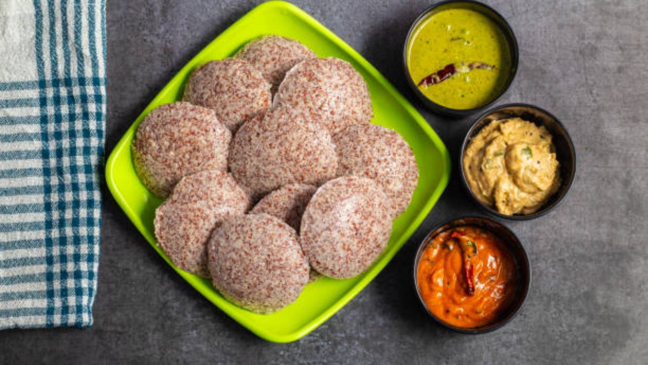 सकाळच्या नाश्त्यात झटपट तुम्ही नाचणीच्या पिठाच्या इडली बनवू शकता. इडली हा पदार्थ लहान मुलांपासून मोठ्यांपर्यंत सगळ्यांचं खूप जास्त आवडतो.