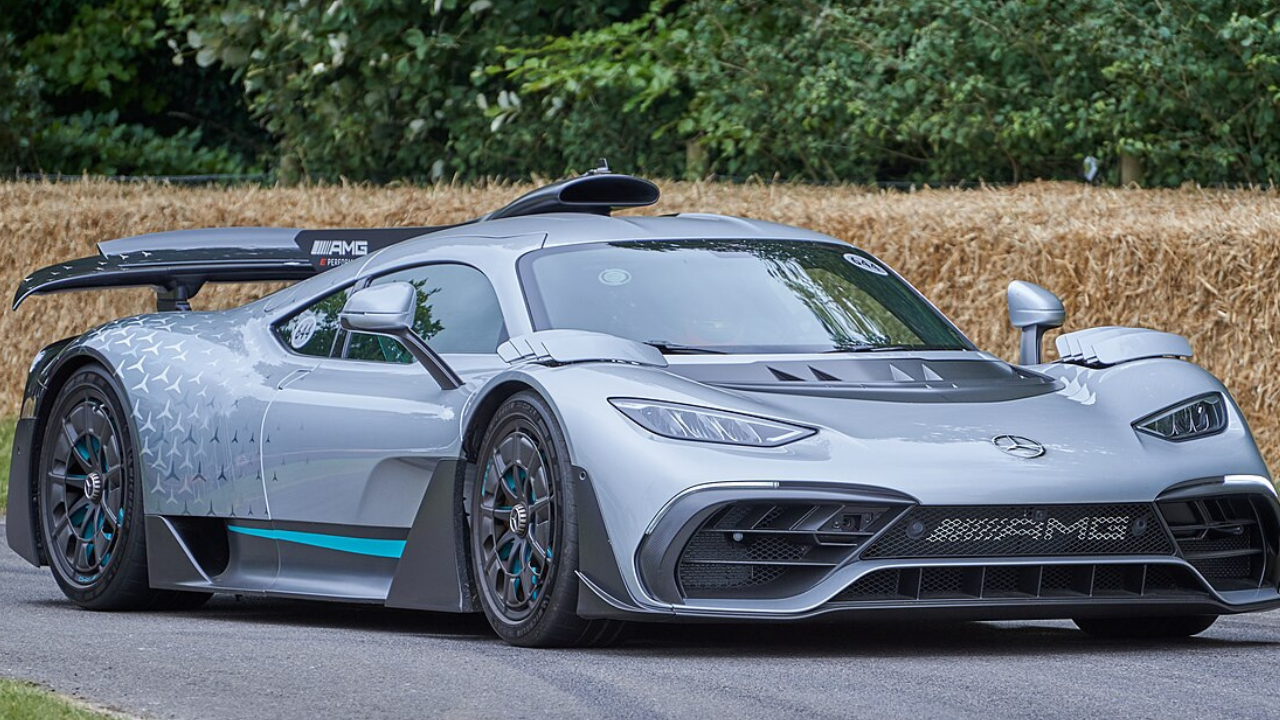 मर्सिडीज-एएमजी वन (Mercedes-AMG ONE) फॉर्म्युला वन चा थेट रेस ट्रॅकचा अनुभव रस्त्यावर चालणाऱ्या कारमध्ये आणण्यासाठी मर्सिडीजने ही हायपरकार तयार केली. यात F1 रेस कारचेच १.६-लीटर V6 हायब्रिड इंजिन वापरण्यात आले आहे. अभियांत्रिकीचा हा अद्भूत नमुना अनुभवण्यासाठी जगभरातून प्रचंड मागणी होती, परंतु मर्सिडीजने या गाडीचे केवळ २७५ युनिट्स तयार केले.