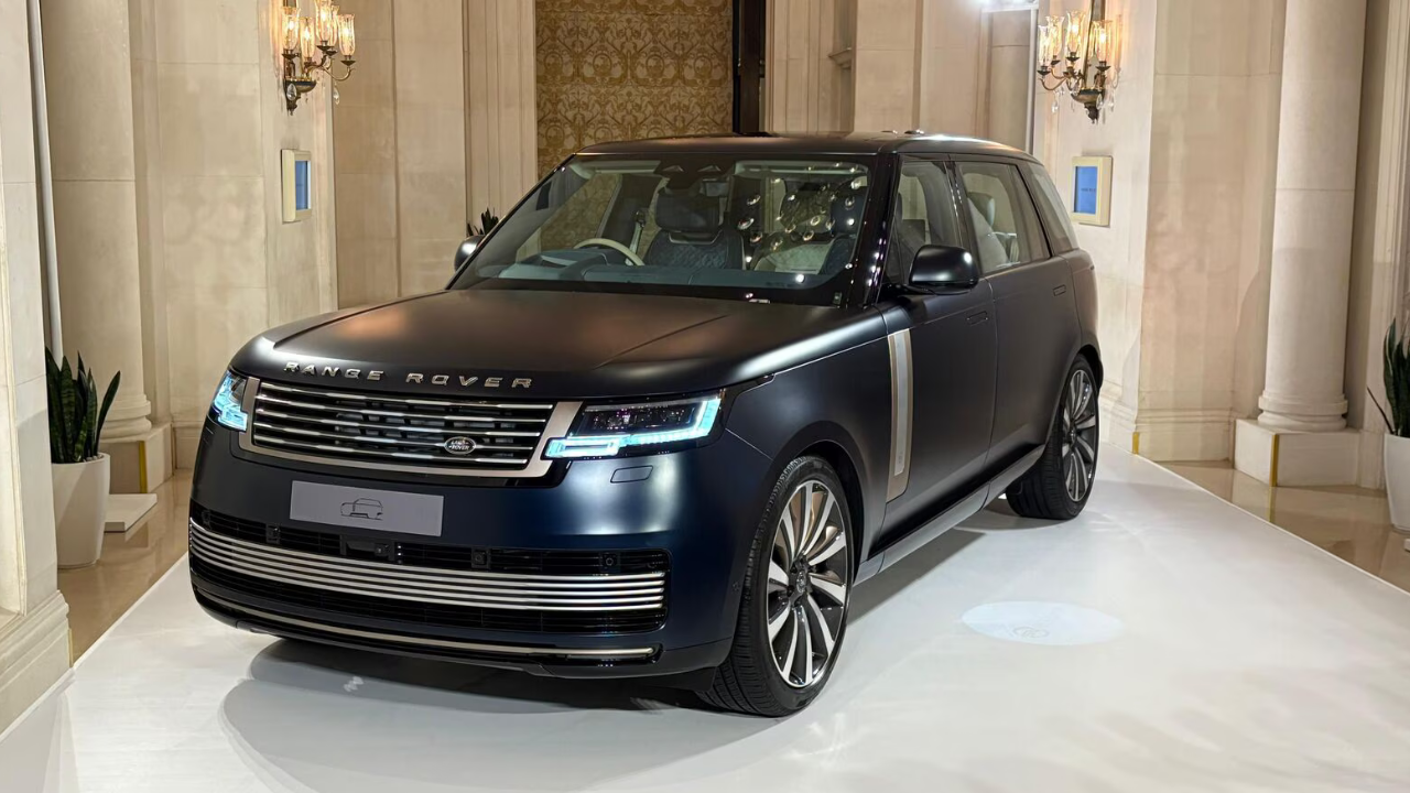 रेन्ज रोव्हर SV मसारा एडिशन (Range Rover SV Masāra Edition) विशेषतः भारतीय ऑटोमोबाईल बाजारासाठी डिझाईन केलेली ही अल्ट्रा-लक्झरी कार ब्रँडच्या इतिहासातील सर्वात दुर्मिळ गाड्यांपैकी एक आहे. हिमालयातील दुर्मिळ निळ्या नीलम रत्नांपासून प्रेरित होऊन या गाडीचा निळा रंग आणि लक्झरी डिझाईन बनवण्यात आले आहे. या कारच्या इंटीरियरमध्ये व्हाईट सिरॅमिक डायल, लिबर्टी ब्लू लेदर आणि कस्टमाईज्ड डिटेलिंग दिलेले आहे. या गाडीची विशेष बाब म्हणजे जगभरात याचे केवळ १२ युनिट्स उत्पादित केले गेले आहेत.