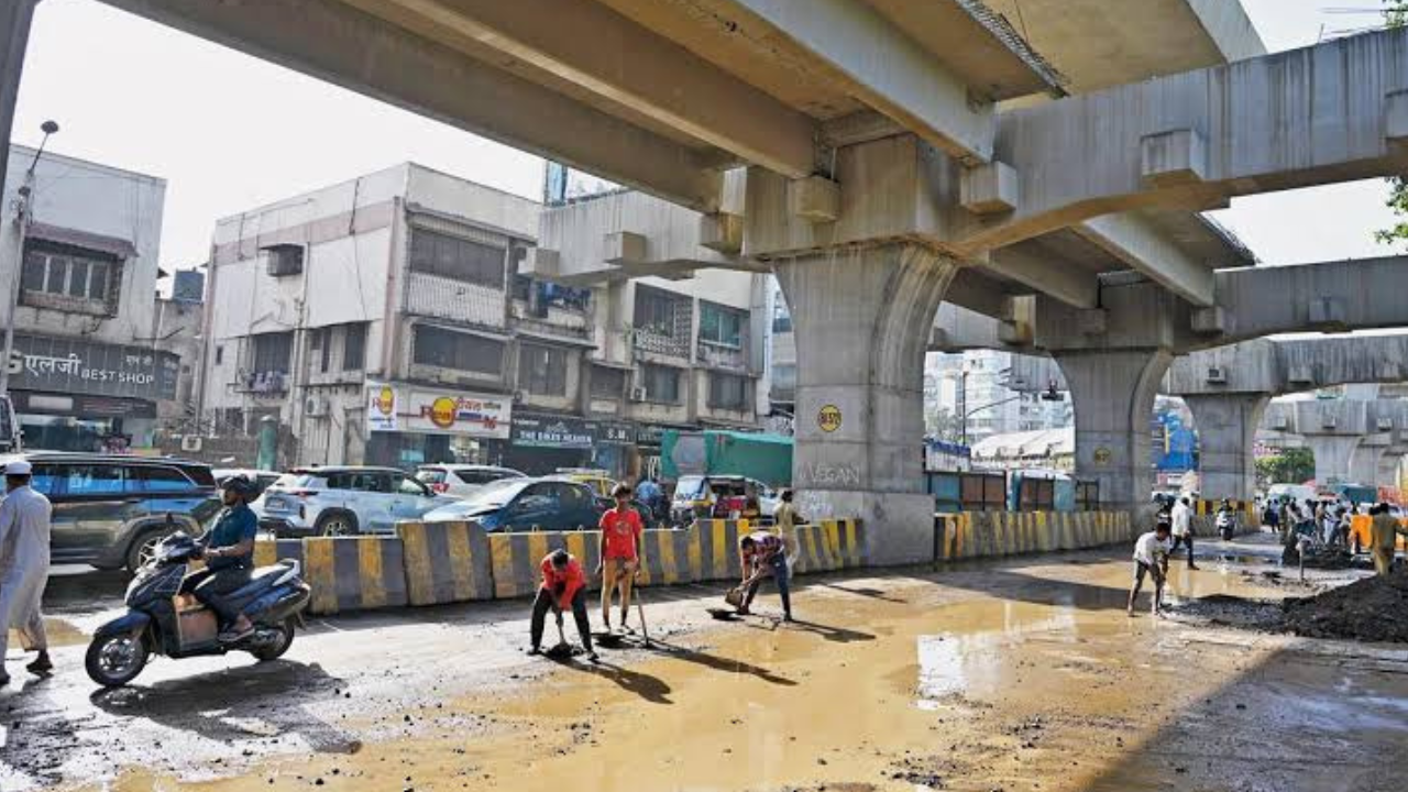 Bhandara: ३०० कोटींच्या उड्डाणपुलाला ३ वर्षांत गळती; पिलरमधून वाहतेय पाणी, महामार्ग प्राधिकरणाचा कारभार