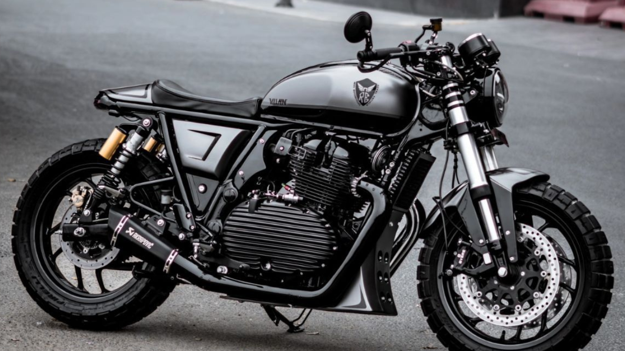 रॉयल एनफिल्ड इंटरसेप्टर ६५० (Royal Enfield Interceptor 650) रॉयल एनफिल्डची इंटरसेप्टर ६५० ही भारतातील सर्वाधिक लोकप्रिय ट्विन-सिलेंडर रोडस्टर बाइक्सपैकी एक मानली जाते. यात ६४८ सीसीचे पॅरेलल-ट्विन इंजिन दिले असून ते अत्यंत स्मूथ आणि दमदार परफॉर्मन्स देते. क्लासिक लुक, रुंद हँडलबार आणि उत्कृष्ट हायवे क्रूझिंग क्षमतेमुळे ही बाइक प्रीमियम रायडर्सची पहिली पसंती आहे.