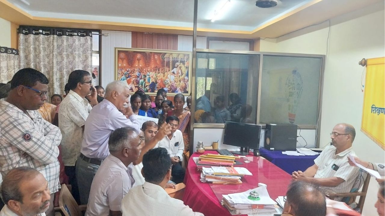 Maharashtra News: ‘शाळा वाचवा’साठी पालकांचा एल्गार! गावराई–सुकळवाड पालकांचे माध्यमिक शिक्षण विभागासमोर आंदोलन