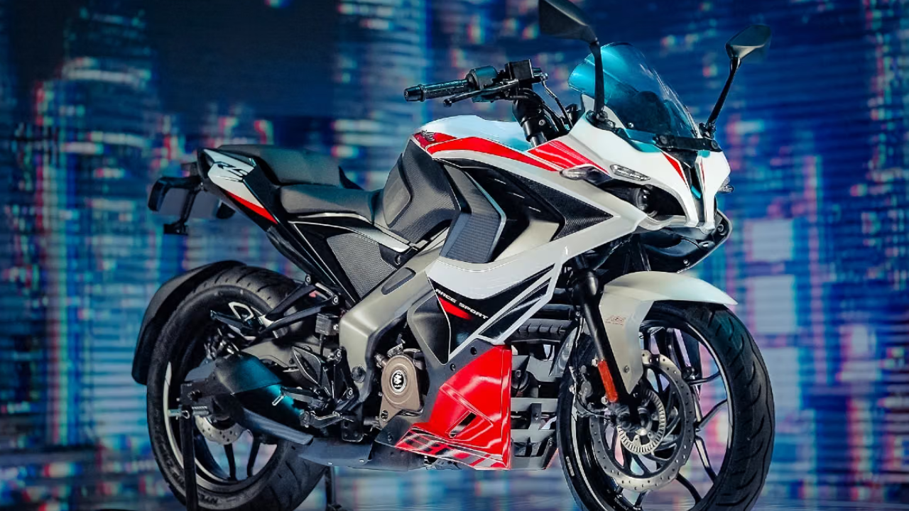 बजाज पल्सर RS200 (Bajaj Pulsar RS200) बजाज पल्सर RS200 ही तिच्या आक्रमक डिझाइन आणि स्पोर्टी रायडिंग पोश्चरसाठी ओळखली जाते. पल्सर ब्रँडचा दमदार वारसा लाभलेल्या या बाइकमध्ये १९९.५ सीसीचे लिक्विड-कूल्ड इंजिन (६-स्पीड गिअरबॉक्ससह) मिळते. हे इंजिन २४.२ bhp पॉवर आणि १८.७ Nm टॉर्क प्रदान करते. या बाइकची सुरुवातीची एक्स-शोरूम किंमत ₹१.७५ लाख आहे.