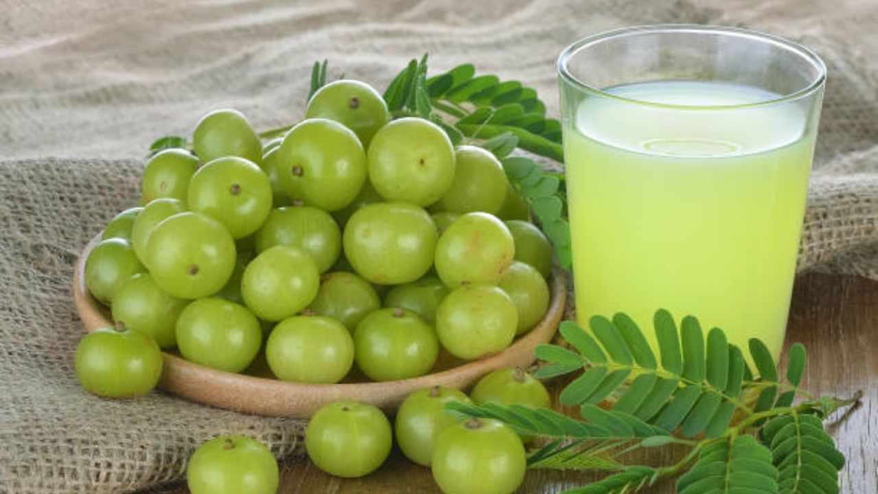 आवळा त्वचेसाठी सुपरफूड मानला जातो. यामध्ये खूप जास्त विटामिन सी असते. कोलेजनची पातळी वाढवण्यासाठी आवळ्याचा रस प्यायला जातो. यामुळे त्वचा सैल पडत नाही. 