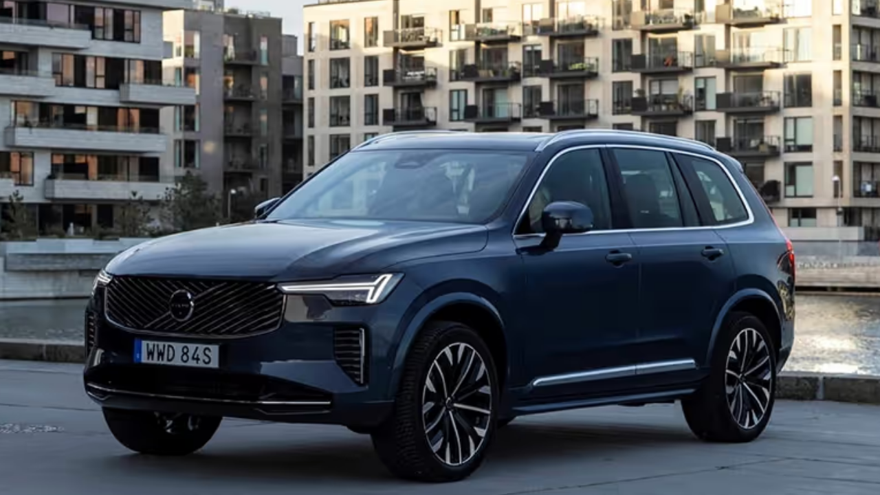 Volvo XC90 (व्हॉल्वो एक्ससी९०) ही व्हॉल्वोची सर्वात मोठी, आलिशान आणि ७-सीटर फ्लॅगशिप एसयूव्ही (SUV) आहे, जी जगभरात तिच्या 'अल्ट्रा-सेफ' प्रतिमेसाठी ओळखली जाते. यामध्ये ७ एअरबॅग्ज, प्रगत एडास (ADAS) सुरक्षा यंत्रणा आणि विमानासारख्या आरामदायी मसाजिंग सीट्स मिळतात. बिझनेस क्लास लूक आणि सर्वोत्तम क्रॅश-टेस्ट रेटिंगमुळे ही कार बड्या उद्योजकांची पहिली पसंती आहे.
