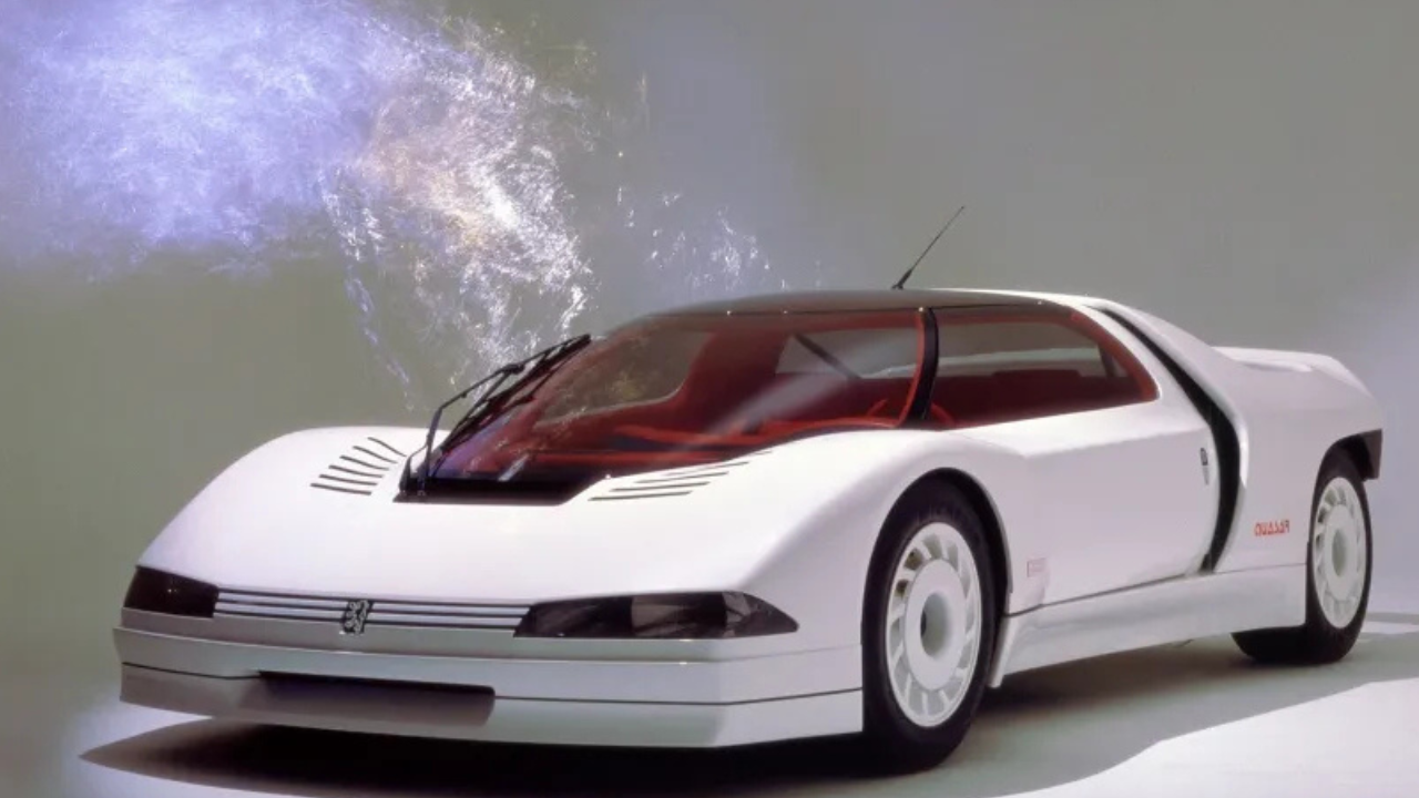 १९८४ प्यूजो क्वासर (Peugeot Quasar) प्यूजो कंपनीने १९८४ च्या पॅरिस मोटर शोमध्ये आपली पहिली स्वदेशी कॉन्सेप्ट कार 'क्वासर' सादर केली होती. ही कार सुपरकार आणि रॅली कारचे एक दुर्मिळ मिश्रण होती, ज्यामध्ये फ्युचरिस्टिक डिझाइनसोबत सिझर डोअर्स (उंच उघडणारे दरवाजे) देण्यात आले होते.