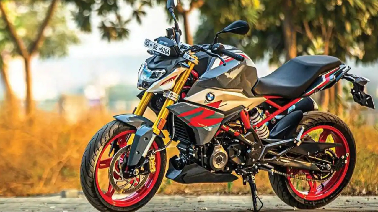 बीएमडब्ल्यू जी ३१० आर (BMW G 310 R) बीएमडब्ल्यू जी ३१० आर ही एक स्पोर्टी आणि प्रीमियम स्ट्रीट-रोडस्टर बाइक आहे, जी तिच्या जर्मन इंजिनिअरिंगसाठी प्रसिद्ध आहे. यामध्ये ३१३ cc चे लिक्विड-कुल्ड इंजिन दिले असून ते उत्कृष्ट ॲक्सिलरेशन आणि हँडलिंग प्रदान करते. शार्प डिझाइन, अपसाइड-डाऊन फॉर्क्स आणि बीएमडब्ल्यूची प्रीमियम ब्रँड व्हॅल्यू यामुळे ही बाइक खास ओळख मिळवून देते.
