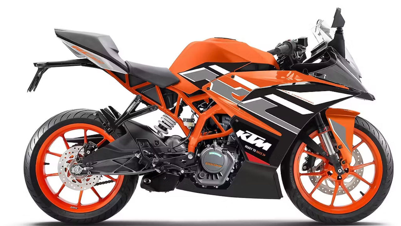 केटीएम आरसी २०० (KTM RC 200) ऑस्ट्रियन ऑटोमेकर KTM ची RC 200 ही ड्यूक २०० चे फुल्ली-फेअर्ड व्हर्जन आहे. तिची सिग्नेचर ब्लॅक आणि ऑरेंज कलर थीम या बाइकला रस्त्यावर अत्यंत स्पोर्टी आणि युनिक लूक देते. यामध्ये १९९.५ सीसीचे लिक्विड-कूल्ड, DOHC फ्युएल-इंजेक्टेड इंजिन दिले असून ते २४.६६ bhp पॉवर आणि १९.२ Nm टॉर्क जनरेट करते. या बाइकची सुरुवातीची एक्स-शोरूम किंमत ₹२.३१ लाख आहे.
