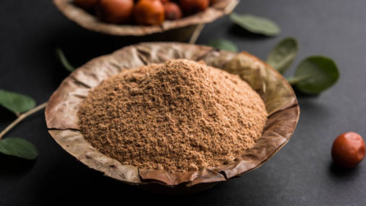 एक ग्लासभर कोमट पाण्यात जांभूळ बियांची पावडर मिक्स करून प्यावी. यामुळे रक्तात वाढलेले साखरेचे प्रमाण नियंत्रणात राहण्यासोबतच शरीराला सुद्धा फायदे होतील.