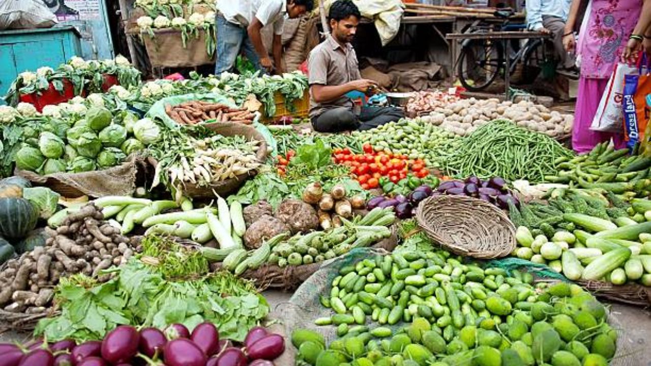 Monsoon Care Tips: पावसाळ्यात चुकूनही खाऊ नका ‘या’ भाज्या, आतड्यांना छिद्र पडून पोटाचे होईल गंभीर नुकसान