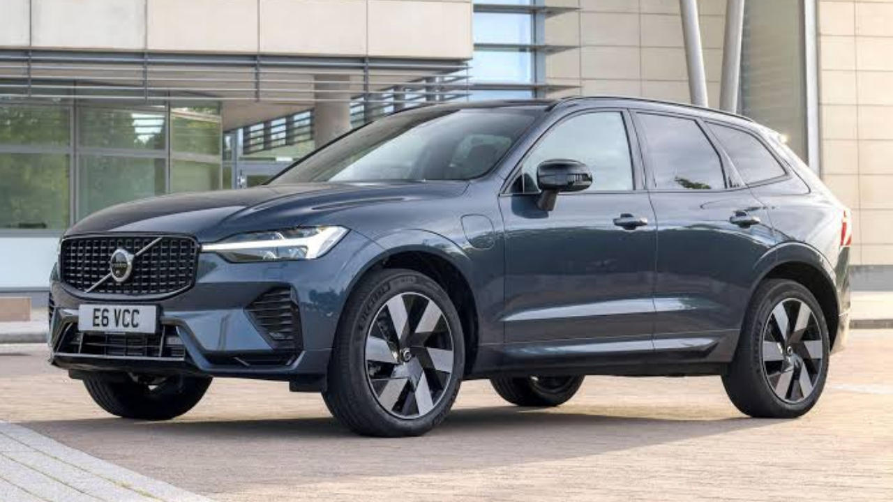 Volvo XC60 (व्हॉल्वो एक्ससी६०) मध्यम आकाराची ही प्रीमियम एसयूव्ही लक्झरी आणि दैनंदिन प्रवासाचा एक उत्कृष्ट मेळ घालते. यात व्हॉल्वोची खास 'इंटेलिसेफ' (IntelliSafe) तंत्रज्ञान प्रणाली आहे, जी रस्त्यावरील पादचारी आणि अडथळे ओळखून आपत्कालीन ब्रेक लावते. प्रशस्त केबिन, उत्कृष्ट लेदर इंटीरियर आणि ५-स्टार सुरक्षा रेटिंगमुळे ही एक परिपूर्ण फॅमिली कार मानली जाते.