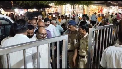 VIP दर्शन बंद; पण ‘VIP’लाच मोकळा रस्ता ! पंढरीत पहिल्याच दिवशी नियमांना हरताळ; मुनगंटीवार रांगेत अन् गुलाबराव थेट गाभाऱ्यात