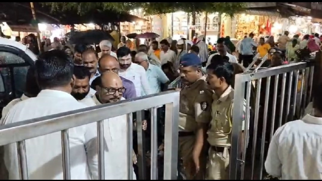 VIP दर्शन बंद; पण ‘VIP’लाच मोकळा रस्ता ! पंढरीत पहिल्याच दिवशी नियमांना हरताळ; मुनगंटीवार रांगेत अन् गुलाबराव थेट गाभाऱ्यात