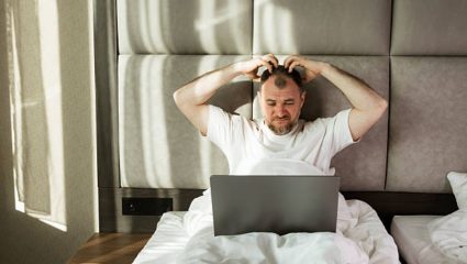Vastu Tips: वर्क फ्रॉम होममध्ये बेडवर बसून काम करता? करिअर आणि आरोग्यावर होऊ शकतो विपरीत परिणाम